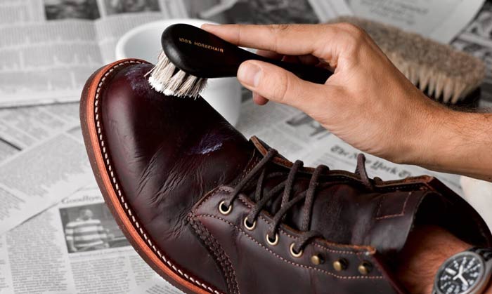 محلول‌های تمیزکننده مناسب برای تمیز کردن کفش‌های ایمنی